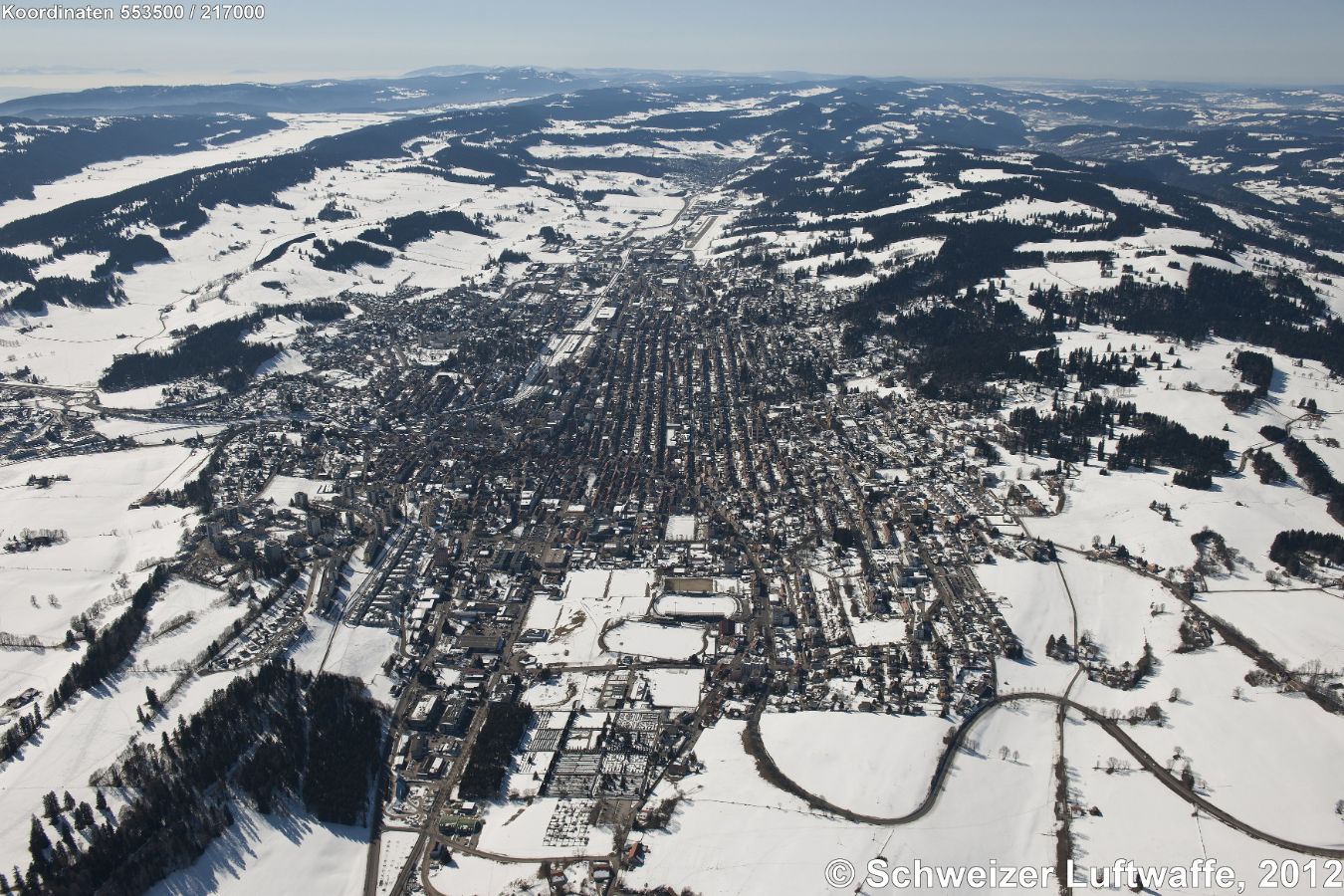 La Chaux-de-Fonds, Blick Richtung Le Locle; im Hintergrund: Flugplatz 'Les Eplatures'